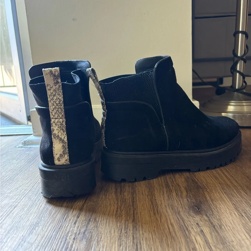 Super Cute Qupid Black Suede Ankle Boots w White Snakeskin Stripe-Size 8 - Picture 5 of 15